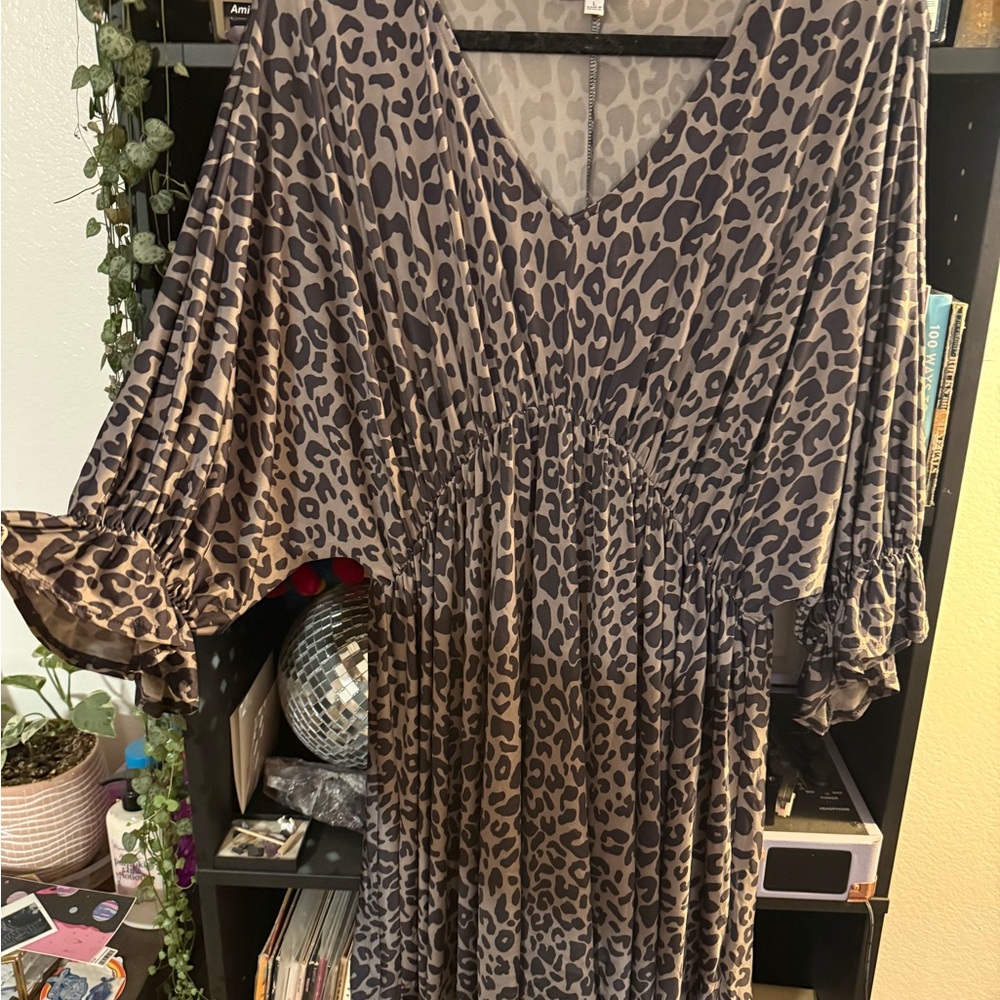 Chic Leopard Print Dress